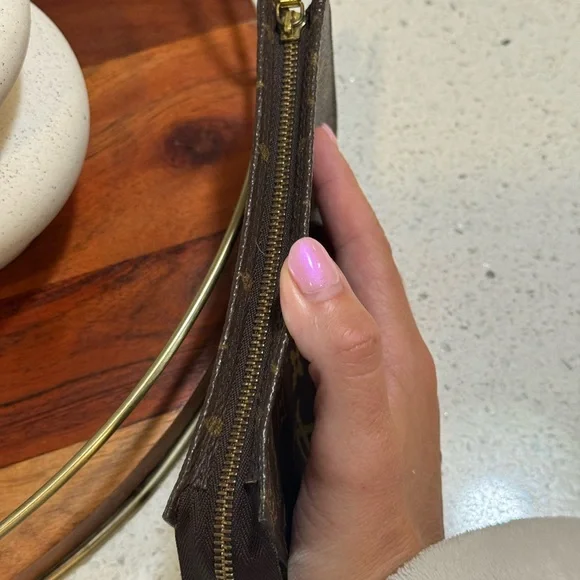Louis Vuitton Authentic Vintage Monogram Pouch - Picture 5 of 9